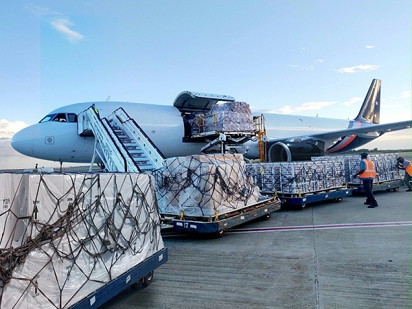 泰坦航空货运A321改装货机在装载空运货物