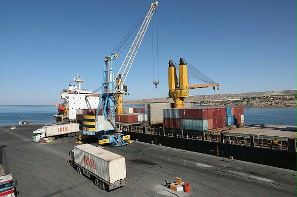 恰巴哈尔港口的集装箱运输装卸
