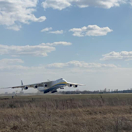 乌克兰出动全球最大巨无霸运送救援物资 民众不戴口罩聚集教堂