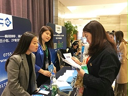 瞬移达鹰熊汇展会现场交流图