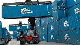 俄罗斯集装箱公司的集装箱船首次停靠中国大连港