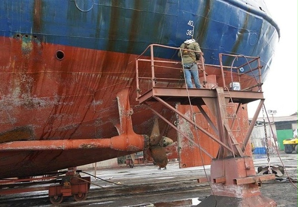 正在维修的俄罗斯货船